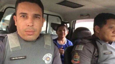 Mãe se apavora com foto do filho em viatura, mas motivo da carona emociona