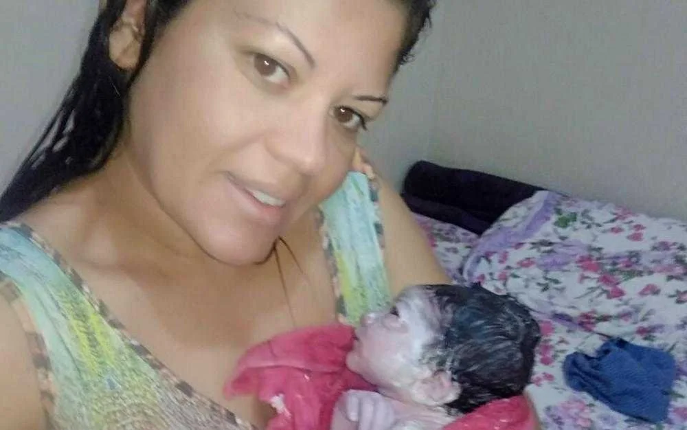 Mulher dá à luz sozinha em casa no DF e ainda filma o próprio parto (Assista o vídeo)