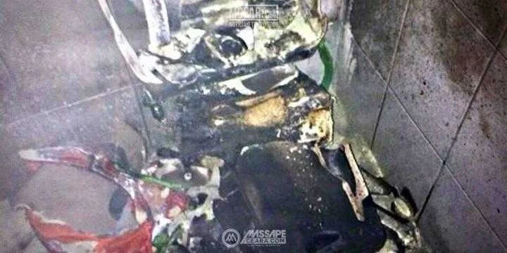 mulher explode o banheiro para tentar matar uma unica barata Mulher explode o banheiro para tentar matar uma única barata s