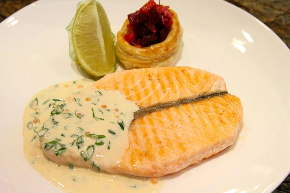 Saiba como fazer salmao grelhado com molho de alho delicioso