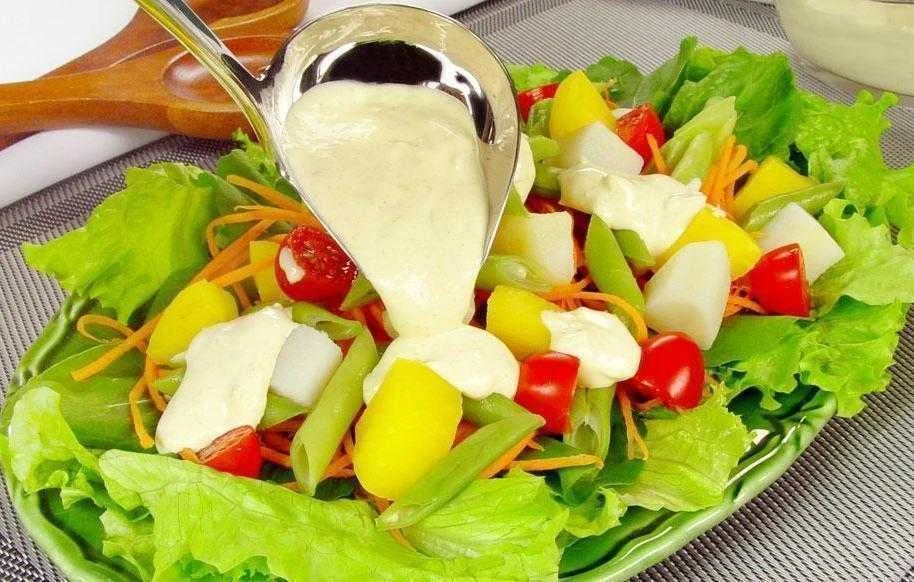 salada com molho de queijo fica pronta em 30 minutos Salada com molho de queijo