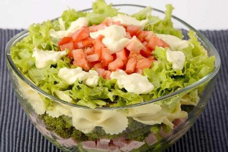 Salada de macarrão em camadas