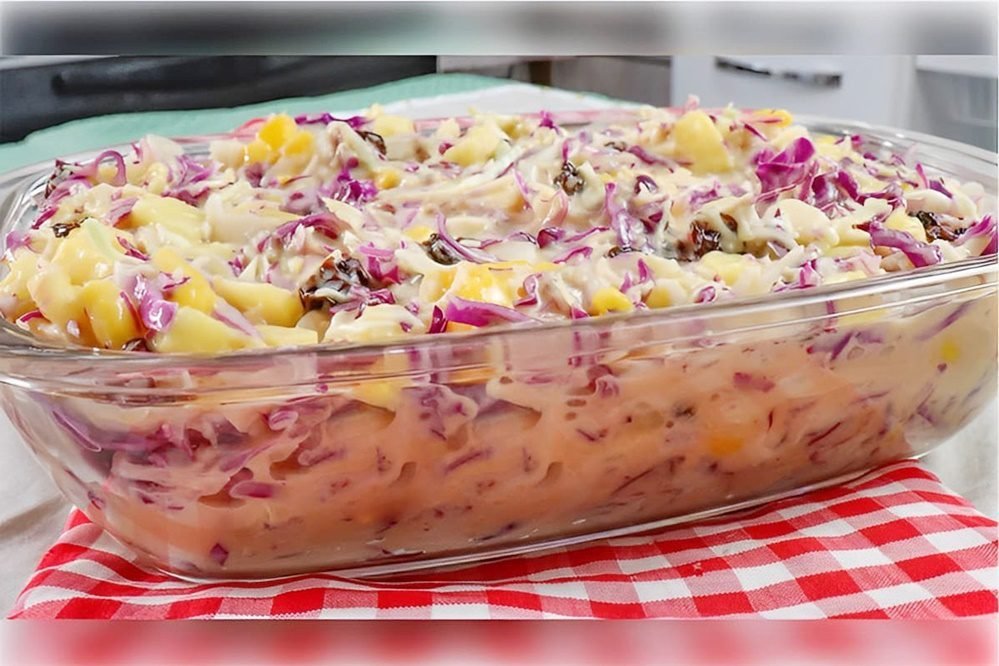 Salada tropical de repolho roxo e frutas