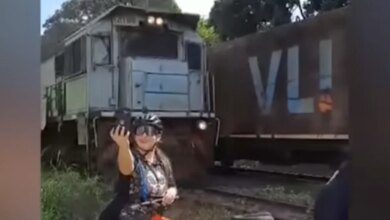 Vídeo: ciclista faz selfie perigosa na frente de trem, maquinista buzina sem parar, mas o pior acontece