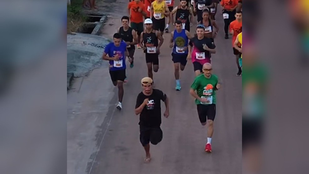 Homem embriagado invade corrida de rua usando chinelos no Pará — Foto: Redes Sociais