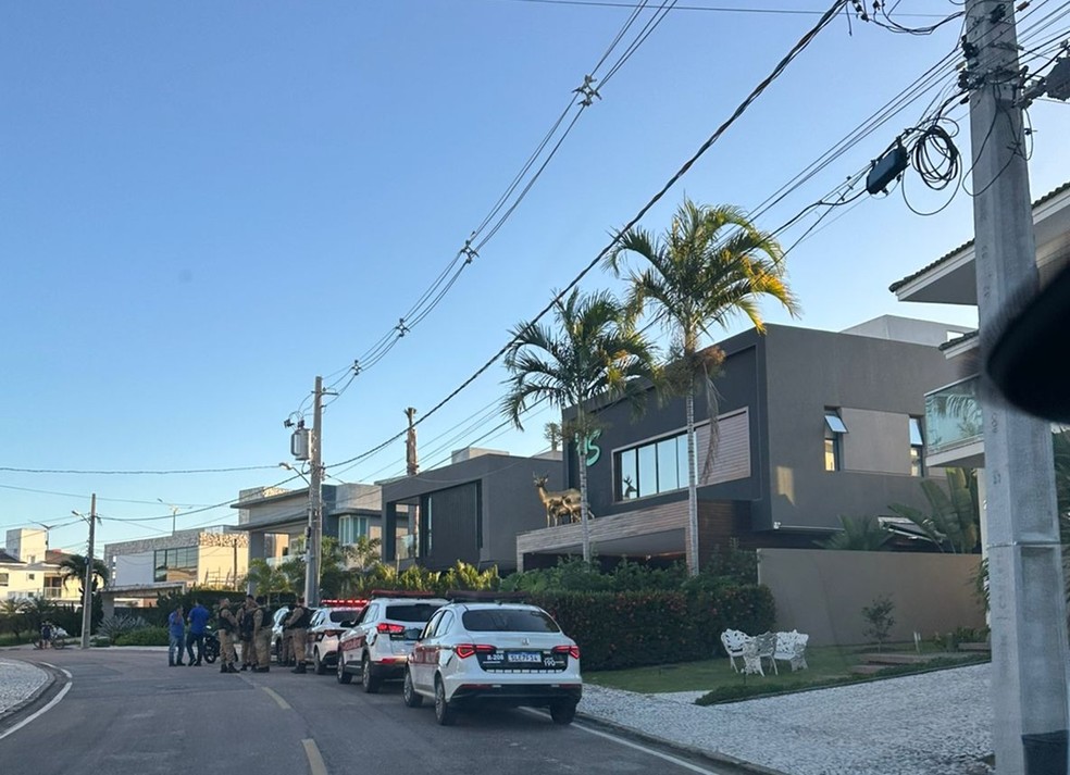 Polícia está em frente ao condomínio de Hytalo Santos, em João Pessoa — Foto: TV Cabo Branco