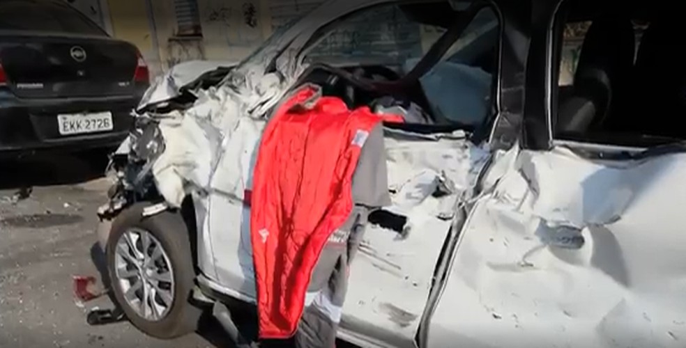 Um dos carros atingidos pela caminhonete. — Foto: Reprodução/TV Globo