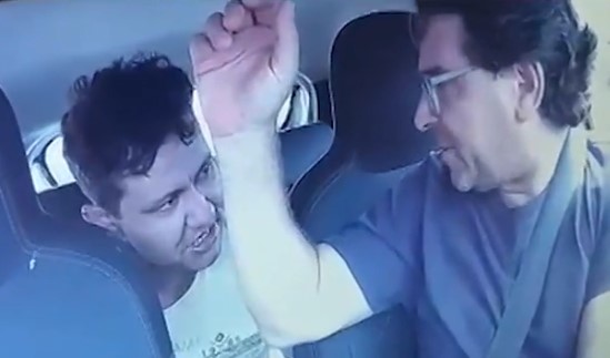 video motorista de aplicativo e atacado com facao por passageiro